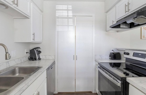 Denton Apartment | Landing | Stunning 2BD, Courtyard, Gym