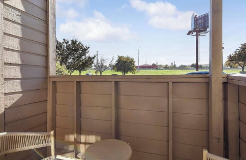 Denton Apartment | Landing | Stunning 2BD, Courtyard, Gym