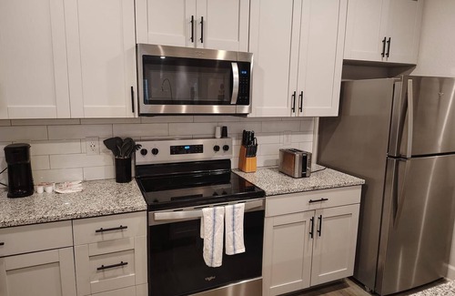 Newberry Apartment | Landing | Stunning 2BD, Pool, Gym