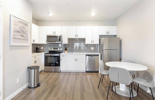 Townsite Apartment | Landing | Stunning 2BD, Rooftop Lounge, Pool