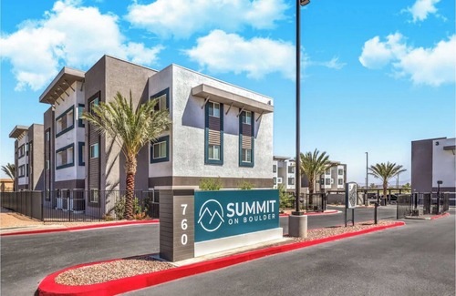 Townsite Apartment | Landing | Stunning 2BD, Rooftop Lounge, Pool