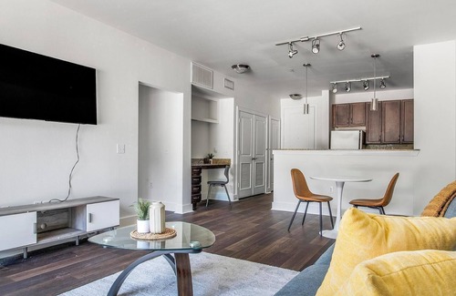Irving Apartment | Landing | Stylish 1BD, Courtyard, Pool