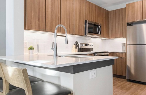 Buda Apartment | Landing | Stylish 1BD in Brooks Crossing
