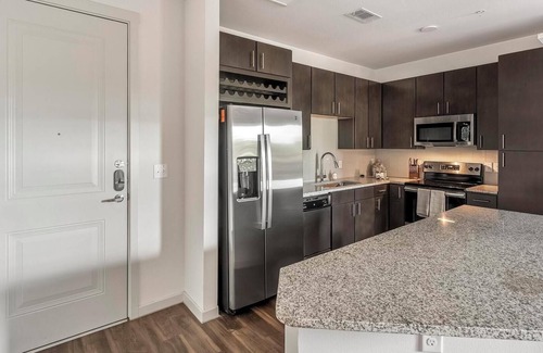 Wetmore Apartment | Landing | Stylish 1BD, Courtyard, Gym