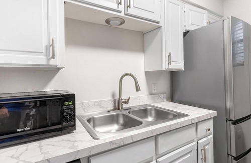 Denton Apartment | Landing | Stylish 2BD, Gym, Pool