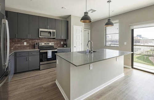 Warehouse District Apartment | Landing | Stylish 2BD, Yoga Studio, Rooftop Lounge