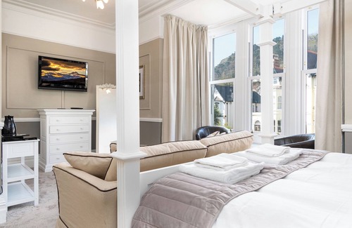 Llandudno Bed & Breakfast | Lansdowne House with Private Car park