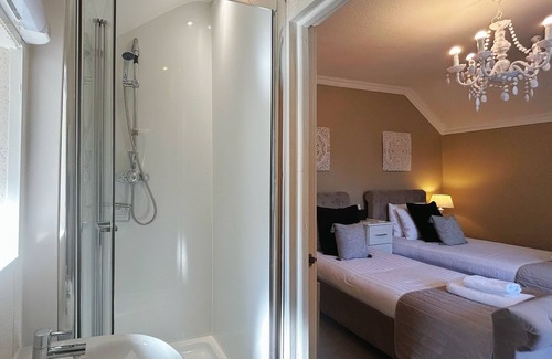 Llandudno Bed & Breakfast | Lansdowne House with Private Car park