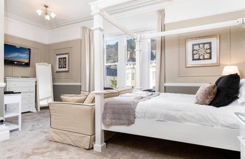 Llandudno Bed & Breakfast | Lansdowne House with Private Car park
