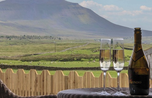 Yockenthwaite Cottage | LAPWING, pet friendly, with hot tub in Ingleton