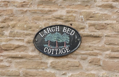 Hay-on-Wye Cottage | LARCH BED COTTAGE, pet friendly, with hot tub in Bromyard