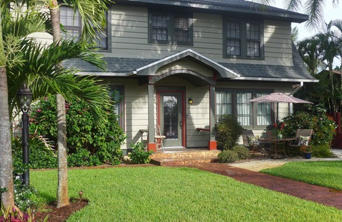 Altamont Manor Apartment | Large 1 BR apt. - just a 12-minute walk to Groceries, Downtown, Food & Shops!
