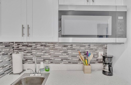 Royal Poinciana House | Large 2 Bed Studio Close to Beach & Hard Rock HA03