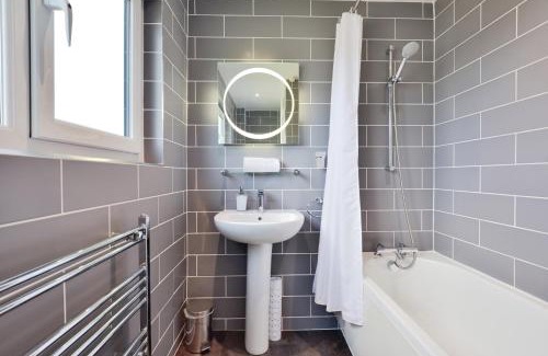Hereford House | Large 2-br City Home Free Parking Sleeps 6