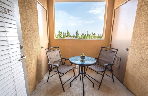 Camarillo Apartment | Large 2BD 👑 SMART TVs 📺WiFi⚡Full Kitchen☕ Coffee
