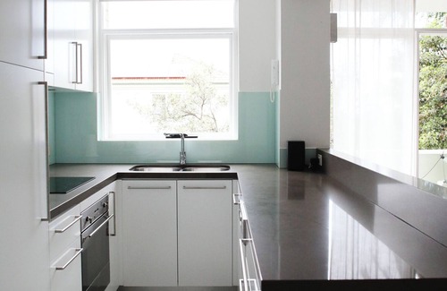 Bondi Beach Apartment | Large 2BR w. A/C, balcony, parking & pet friendly