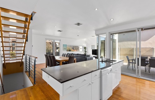 Port Melbourne House | Large 3 level townhome, sleeps 10, 500m to beach