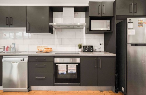Forest Lodge House | Large 4BR Terrace Home in Forest Lodge
