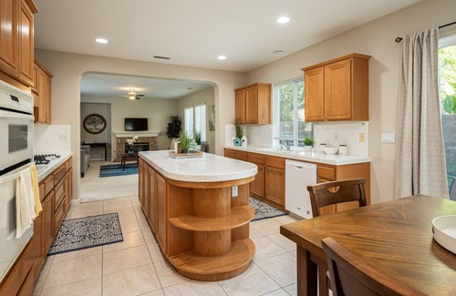 Oak Creek House | Large 5 Bed Home in a Gated Community
