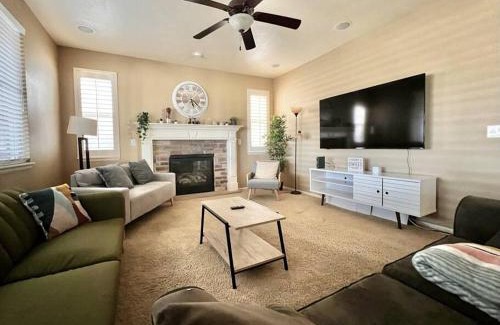 Castle Rock House | Large 5BR 4,5Bath Retreat - Gym - Games - Office - I-25