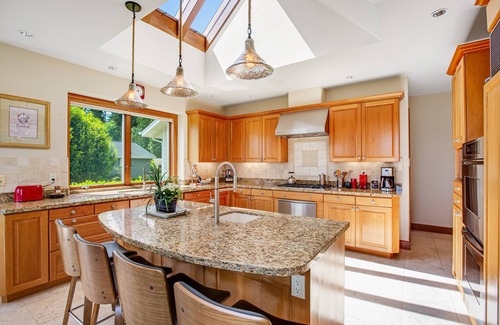 Kingston House | Large 6,600 sq. ft. home with swim spa, tanning bed, jacuzzi, red light & kayaks