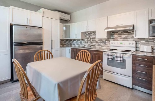 Hochelaga-Maisonneuve Apartment | Large 6 Bedroom Apartment - Beautiful Montreal