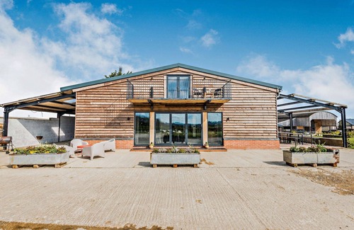 Faringdon Cottage | Large 6 bedroom luxury holiday home in the Cotswolds with a hot tub - Folly View