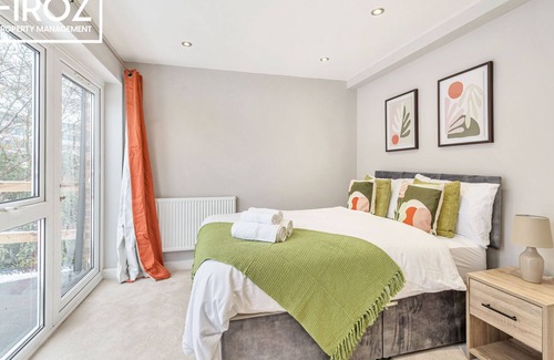 Rushmoor District House | Large Airport House with X2 FREE Parking