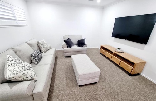 Urraween House | Large and Private Executive Home - Secure parking for boats