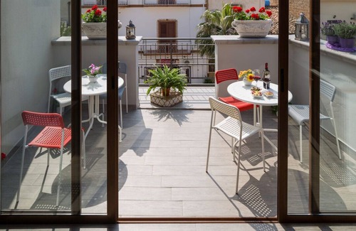 Villa Grazia di Carini Apartment | Large apartment with air conditioning, Wi-Fi 3 bedrooms 3 bathrooms sleeps 11
