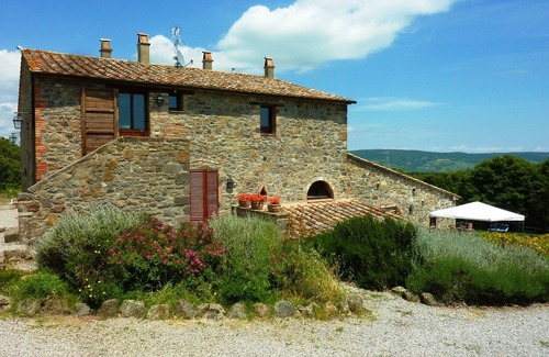 Radicofani Apartment | Large apartment with garden in an old farmhouse with swimming pool