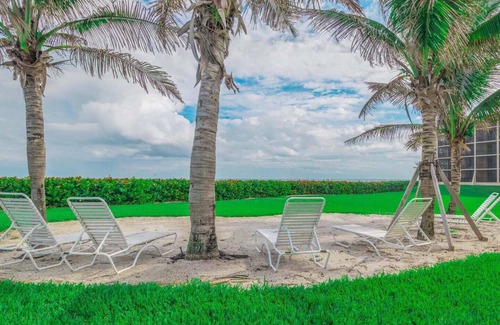 Hutchinson Island South Condo | Large Beach Condo! Amazing Ocean Views! Hutchinson Island, Jensen Beach, FL