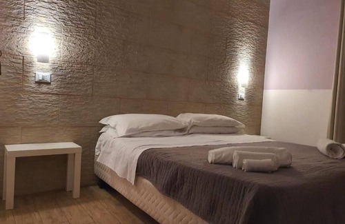Corso dei Mille - Sant'Erasmo House | Large, bright and quiet room (1)