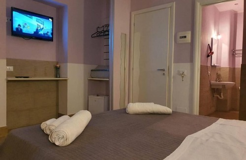 Corso dei Mille - Sant'Erasmo House | Large, bright and quiet room (1)