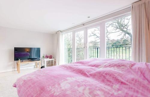 Richmond-upon-Thames House | Large Bright En-Suite Bedroom Overlooking Richmond Park