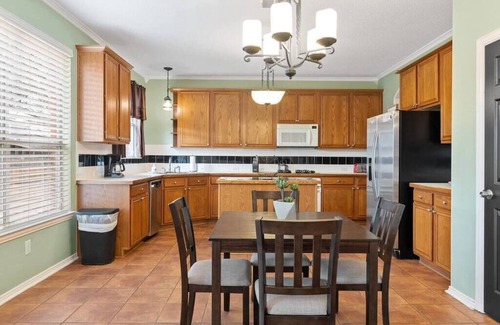 South Arlington House | Large Comfy 4BR Retreat/Great Location ~Fam/Group