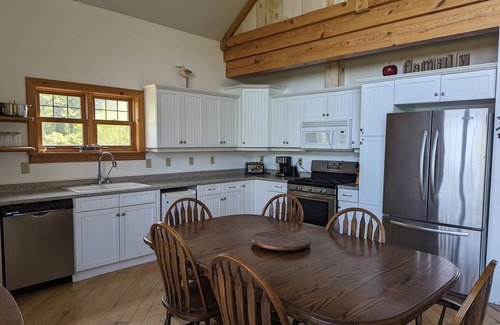 Kingsville Cottage | Large Cottage Overlooking Sunsets & North Bay of Pelee Island