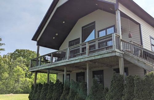 Kingsville Cottage | Large Cottage Overlooking Sunsets & North Bay of Pelee Island