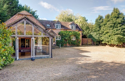 Hungerford House | Large Country Idyll for Families or Party Groups - Sleeps 18, Hot Tub & Garden