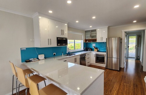 Bridport House | Large Deck - Beaches Nearby