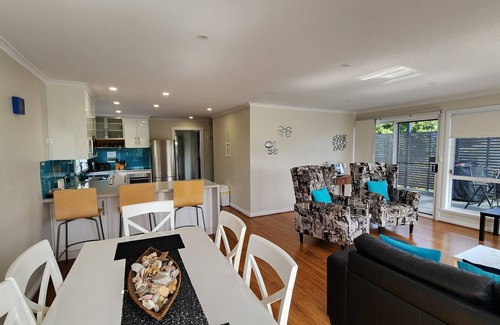 Bridport House | Large Deck - Beaches Nearby