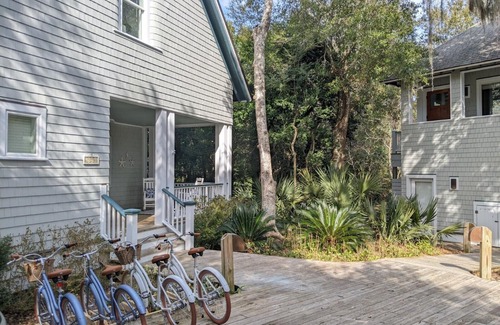 Cape Fear Station House | Large deck on main level and screened in porch, private crofter; access to both clubs!