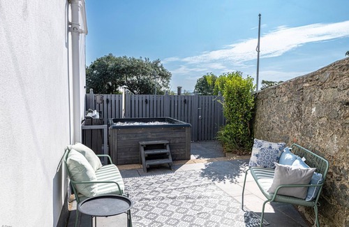 Ty Croes Cottage | Large Detached Property Walking Distance To The Beach | Llywelyn-Fawr