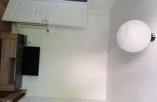 Clichy Apartment | Large F1 refurbished Porte de Paris 17eme