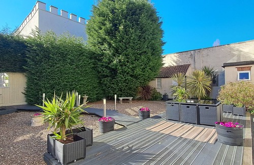 Kneesall Cottage | Large Family Cottage With Hot Tub, Ideally Located For Activities. Pet Friendly.