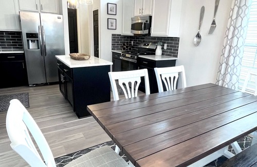 Howell House | Large family home 1 mile off the expressway.
