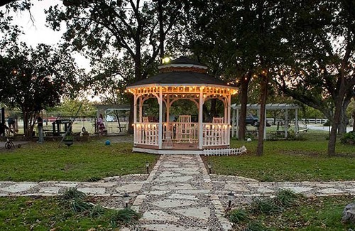 Glen Rose House | Large Family Home. Dinosaur Tracks just Upstream!