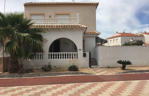Los Alcazares Villa | Large family villa, close to the beach, with private pool, air con and wifi