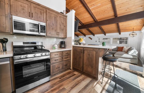Moonridge Cabin | Large Fenced Yard AC Fire Pit EV Walk to Zoo ~ Antler Inn