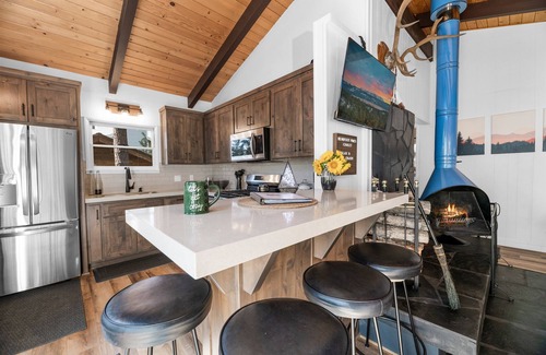 Moonridge Cabin | Large Fenced Yard AC Fire Pit EV Walk to Zoo ~ Antler Inn